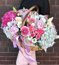 Цветочная композиция из Розы, Хризантемы, Пионы и Лизиантусы в корзине в Костенках