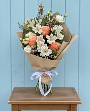 Букет цветов из:  Альстромерии, Лизиантусы, Розы и Хризантемы в Костенках