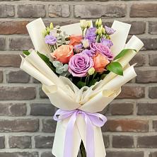 Букет цветов из:  Лизиантусы и Розы в Костенках