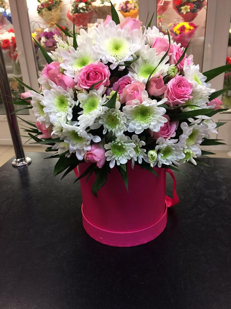 Цветочная композиция из Розы и Хризантемы в шляпной коробке в Костенках