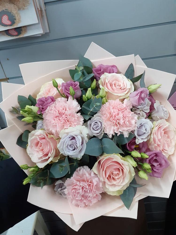 Букет цветов из: Розы, Гвоздики и Лизиантусы в Костенках