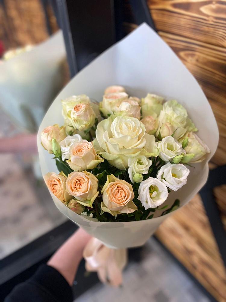 Букет цветов из: Розы и Лизиантусы в Костенках